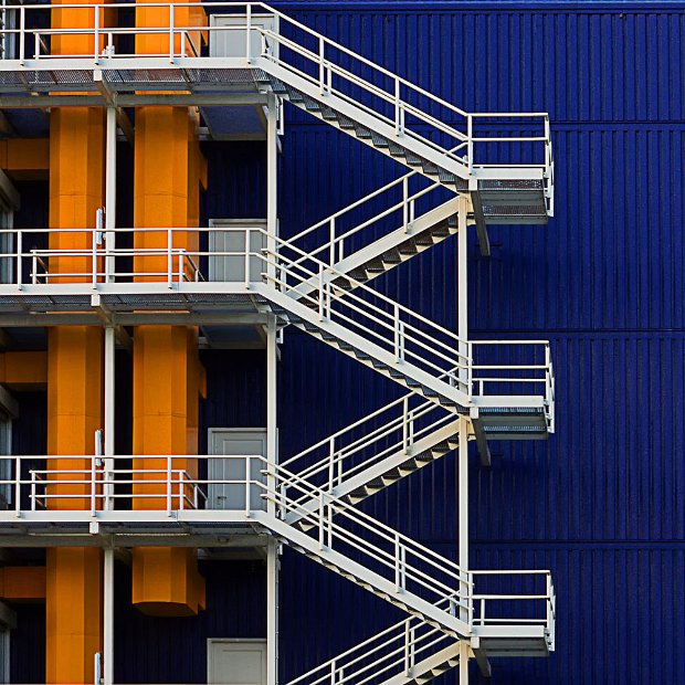 Treppe-weiss-orange-blau