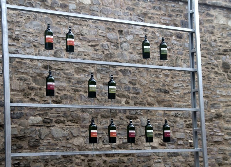 Stahlgeruest mit Flaschen